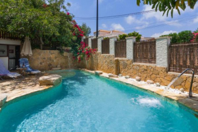 Отель Bright villa with salt water pool  Кампельо